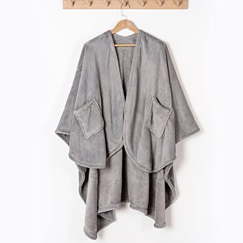 Berkshire Blanket Primalush™ 웨어러블 담요, 아늑한 라운지웨어 포켓 플러시 케이프 랩, 성인 및 청소년용(페블 그레이, 원 사이즈 147.3cm x 162.4cm(58인치 x 64인치)) - color: 페블 그레이.
