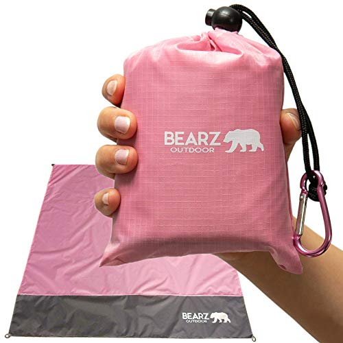 BEARZ 야외 해변 담요 / 소형 포켓 담요 ‘137.9 x 152.4 cm’- 여행용, 하이킹 용, 캠핑 용, 축제용, 스포츠 용 방수지면 커버, 샌드 프루프 피크닉 매트 - 코너 포켓, 루프, 백을 포함한 내구성 타프 - color: 면 캔디 핑크