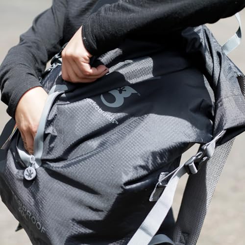 geckobrands Lightweight 30L Waterproof Backpack - Lightweight Watertight Outdoor Bag Hiking Traveling Light Water Activities - color: Green / Grey