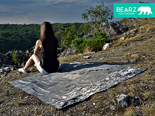 BEARZ 야외 해변 담요 / 소형 포켓 담요 ‘137.9 x 152.4 cm’- 여행용, 하이킹 용, 캠핑 용, 축제용, 스포츠 용 방수지면 커버, 샌드 프루프 피크닉 매트 - 코너 포켓, 루프, 백을 포함한 내구성 타프 - color: 디지털 카모플라쥬.