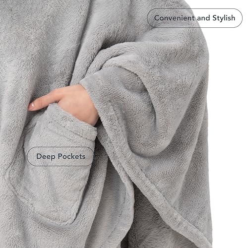 Berkshire Blanket Primalush™ 웨어러블 담요, 아늑한 라운지웨어 포켓 플러시 케이프 랩, 성인 및 청소년용(페블 그레이, 원 사이즈 147.3cm x 162.4cm(58인치 x 64인치)) - color: 페블 그레이.